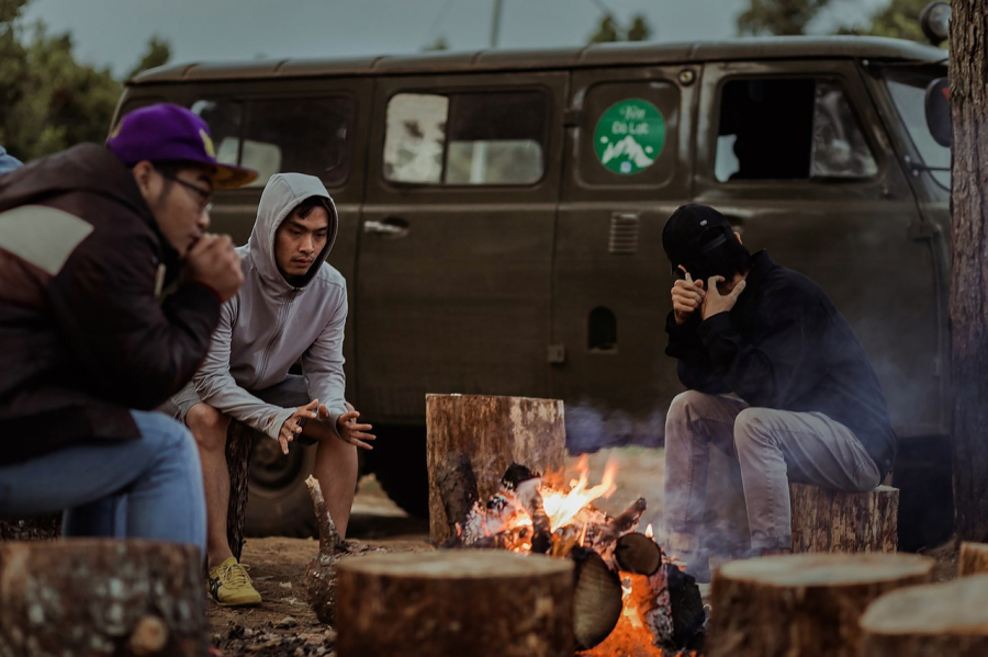 feu de camp dans un camping corse